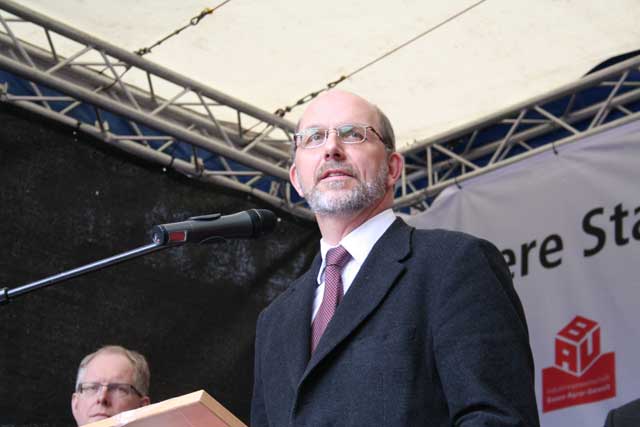 Superintendent Peter Burkowski erläutert die kirchliche Stellungnahme
