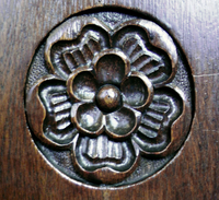 Lutherrose auf den Wangen der Kirchenb&auml;nke in der Erl&ouml;serkirche in Haltern