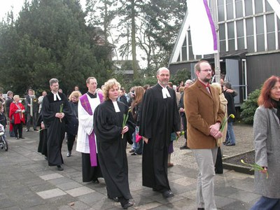 Auszug aus der Paul-Gerhardt-Kirche (RE)