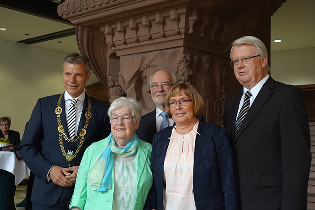 Würdigung ehrenamtlichen Engagements - Verleihung der  großen Stadtplakette an Pfarrer i.R. Dr. Jürgen Schwark